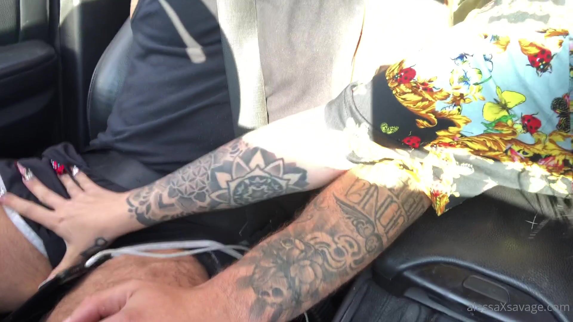 Pobre Alessa Chupando Pollas De Amigos Conduciendo