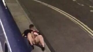 Primer chico en dejar a una adolescente británica BBW en la calle