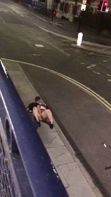 Primer chico en dejar a una adolescente británica BBW en la calle