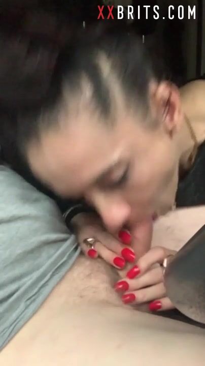 Puta británica de brixton chupa y amordaza la polla de los muchachos
