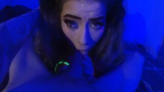 Puta británica rave folla y chupa a DJ detrás del escenario – Amelia Skye
