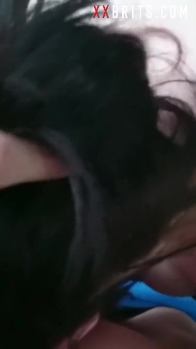 Puta escocesa chupa la polla de los muchachos afortunados en el coche