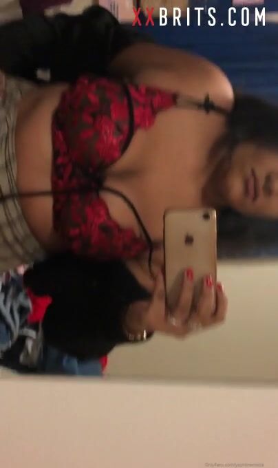 Puta musulmana británica muestra lencería romántica