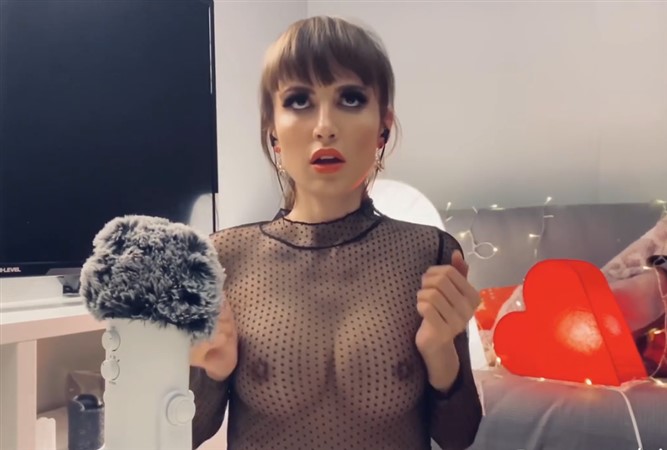 Sanya Booty Girl Ducha Twerk en video Slingkini plateado