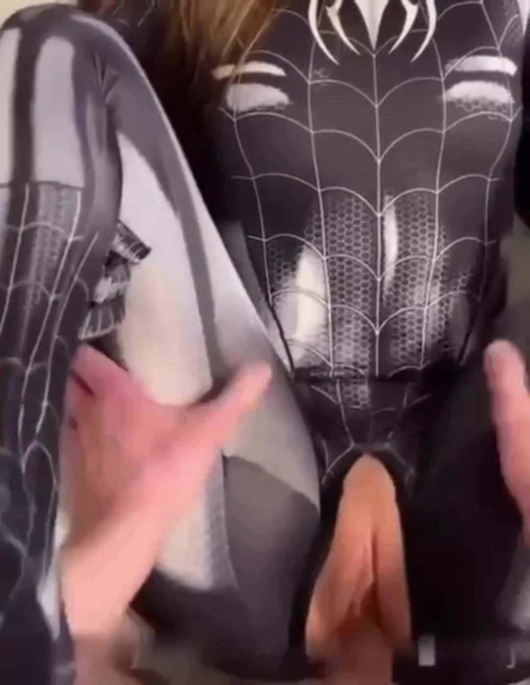 Se publica un vídeo del traje de araña de Sophie