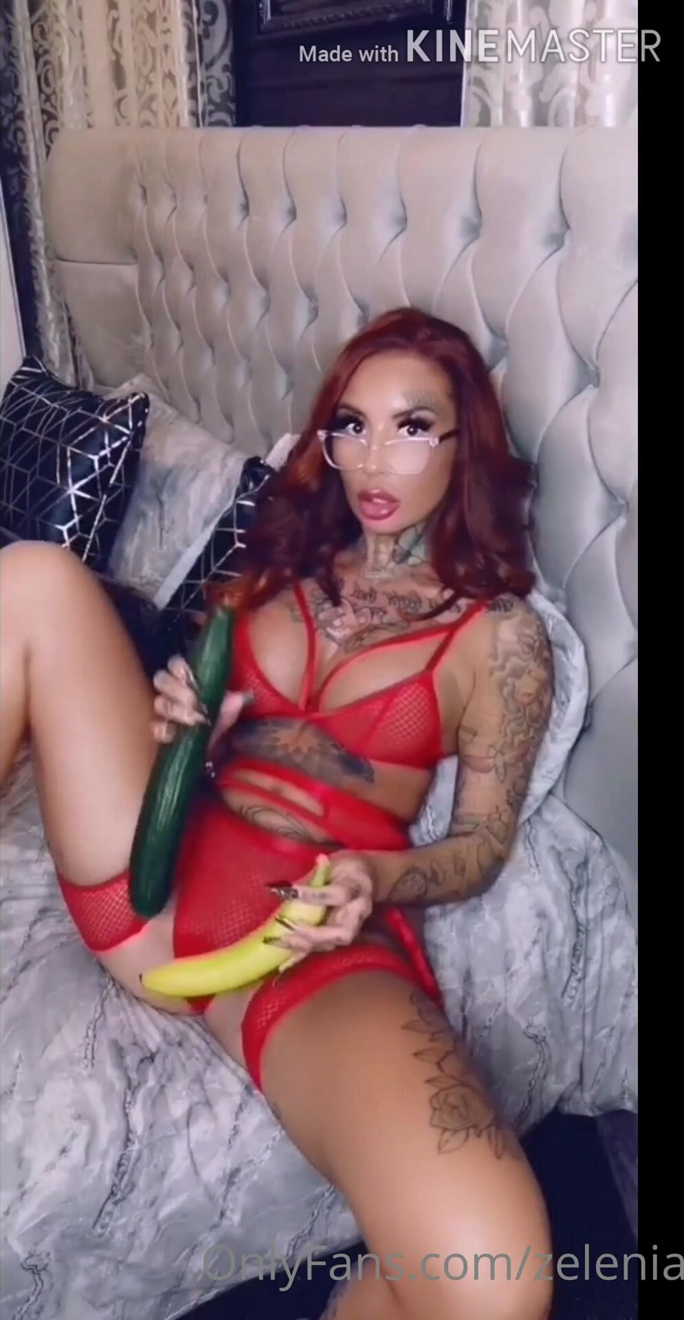 Sexy Brit Babe Lencería Roja Y Pepino