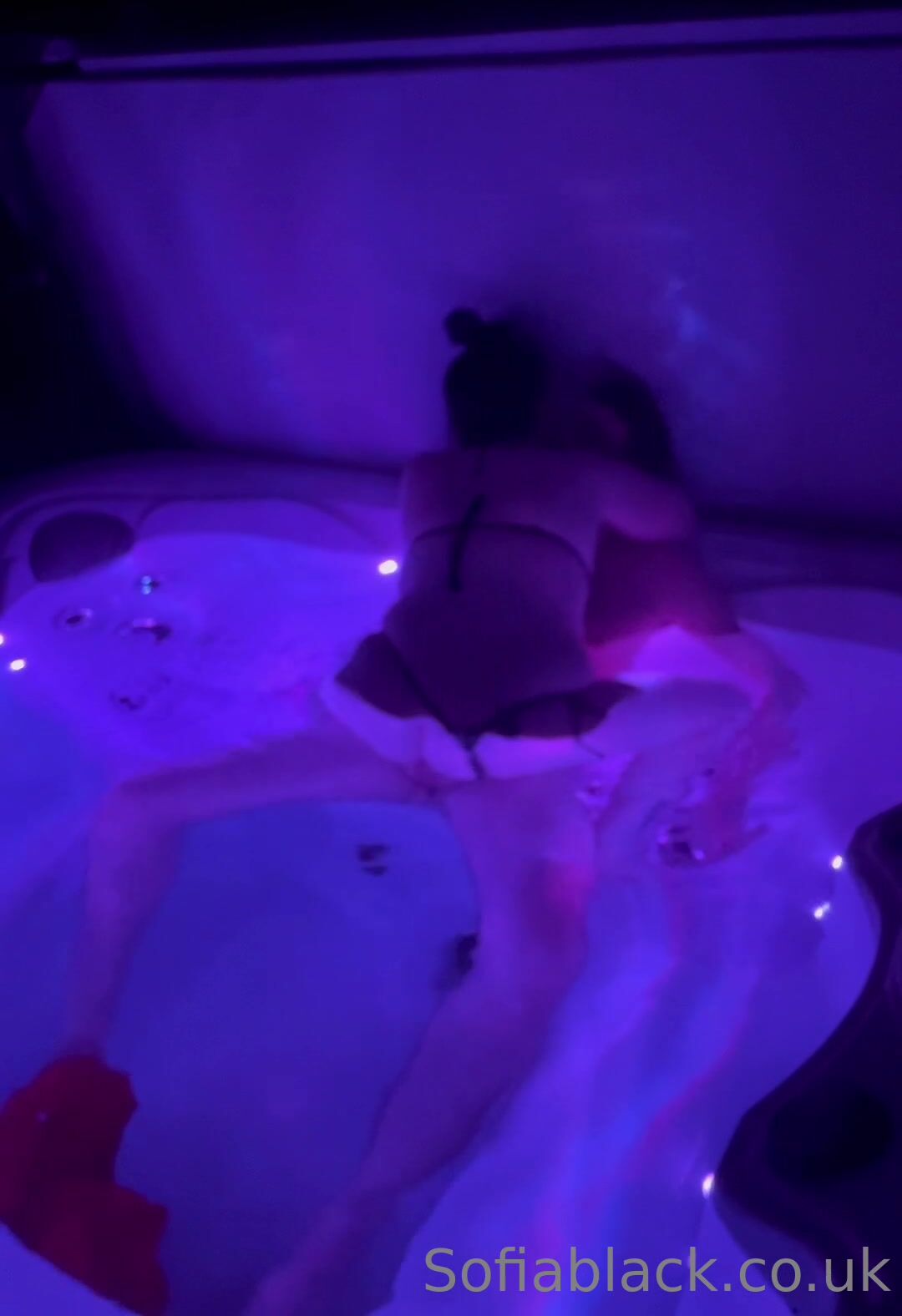 Thot británico grueso teniendo sexo en el jacuzzi con su novia