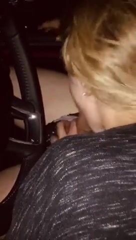 Tinder Date, ella envuelve sus pantalones alrededor de mi polla y chupa en el auto de alquiler