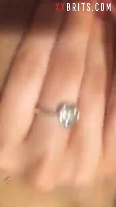 Tinder Slag muestra el coño calvo en el complemento