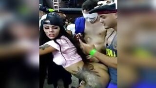 Tocando delante de todos los amigos en la Fiesta de Carnaval