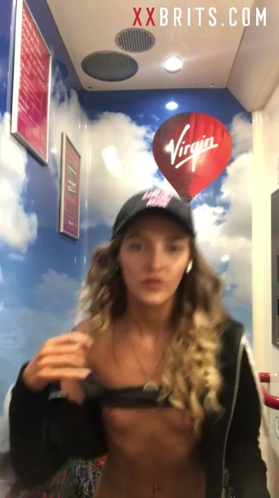 Un joven conejo británico entra al baño de un tren virgen