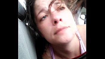 Un niño tímido con gemidos