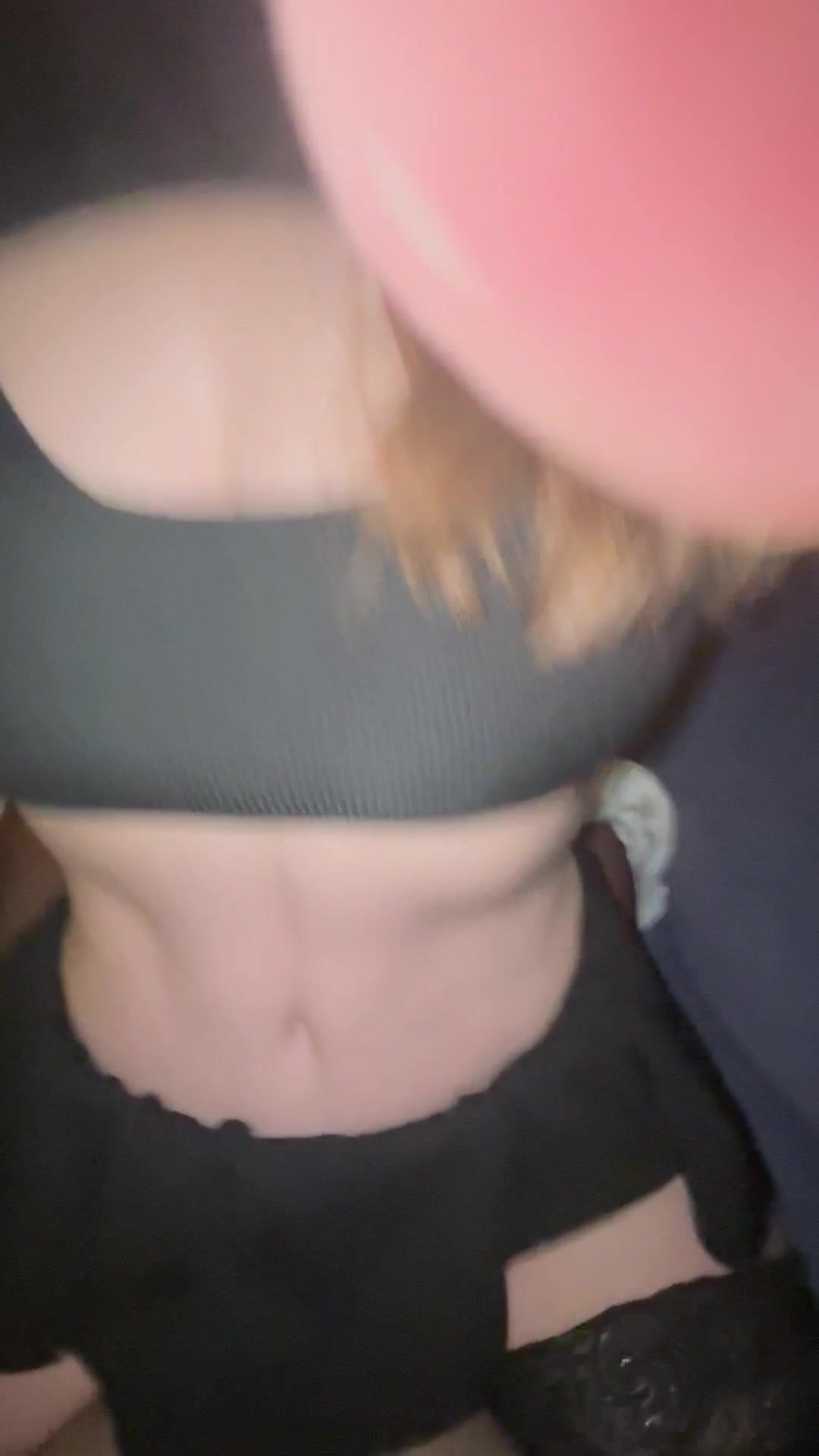 Una buena chica le llena el culo