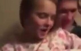 Una chica rusa siente dolor en la cabeza