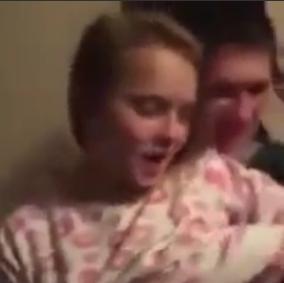 Una chica rusa siente dolor en la cabeza