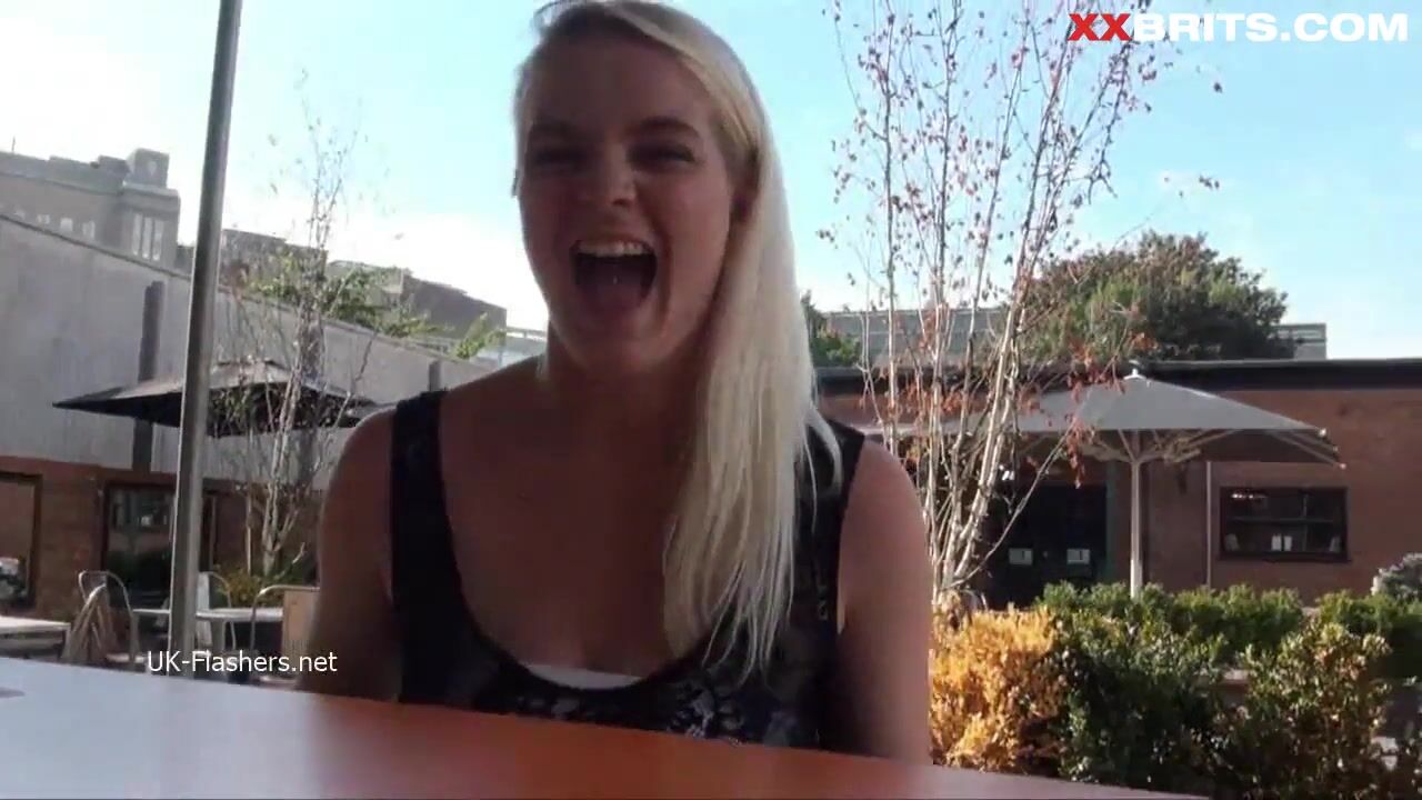 Upskirts espiando a la rubia adolescente Carly Rae