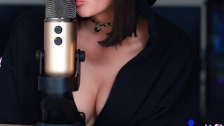 Video ASMR de besos profundos de Alex Shai