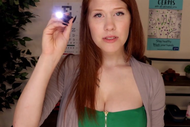 Video de ASMR de la enfermera de Ginger School para ayudar a su lesión