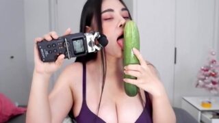 Vídeo de lamiendo pepinos de ASMR Wan descargado