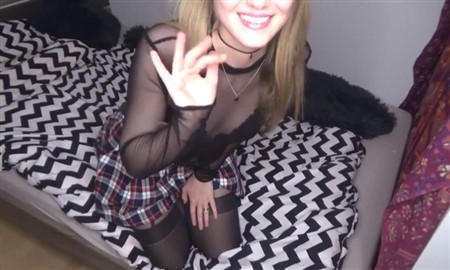 Video de tocar el cuerpo y la falda de colegiala de Peas & Pies