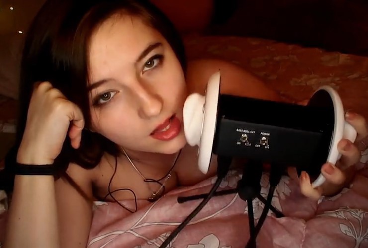 Video filtrado de AftynRose ASMR Lamiéndose las orejas cómodamente