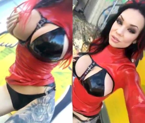 Video selfie sensual de látex negro con estrellas folladas