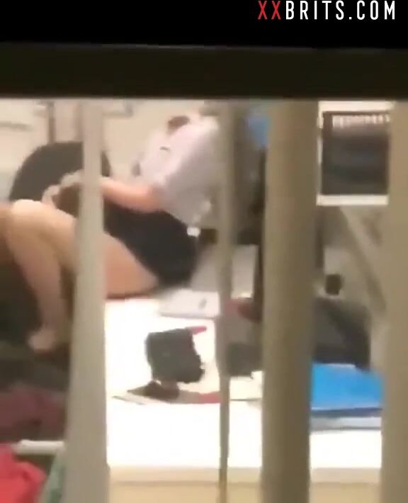 culo adolescente británico lamido por los jefes