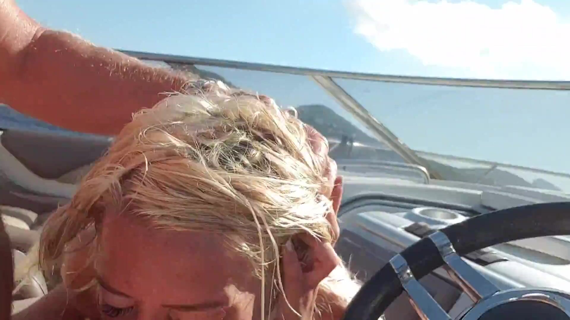 sienna disparando en un barco